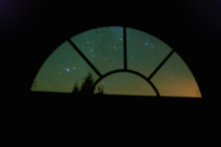 okno z gwiazdami